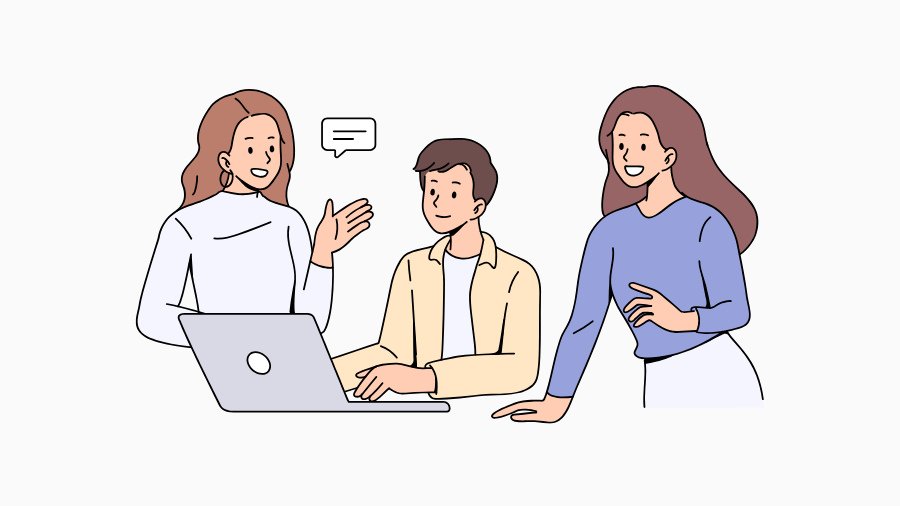 ノートパソコンを囲んで3人の人物が協力して話し合っているイラスト。ブログ運営において、外注やAIツールを活用することで効率化と共同作業を促進する様子を表している。